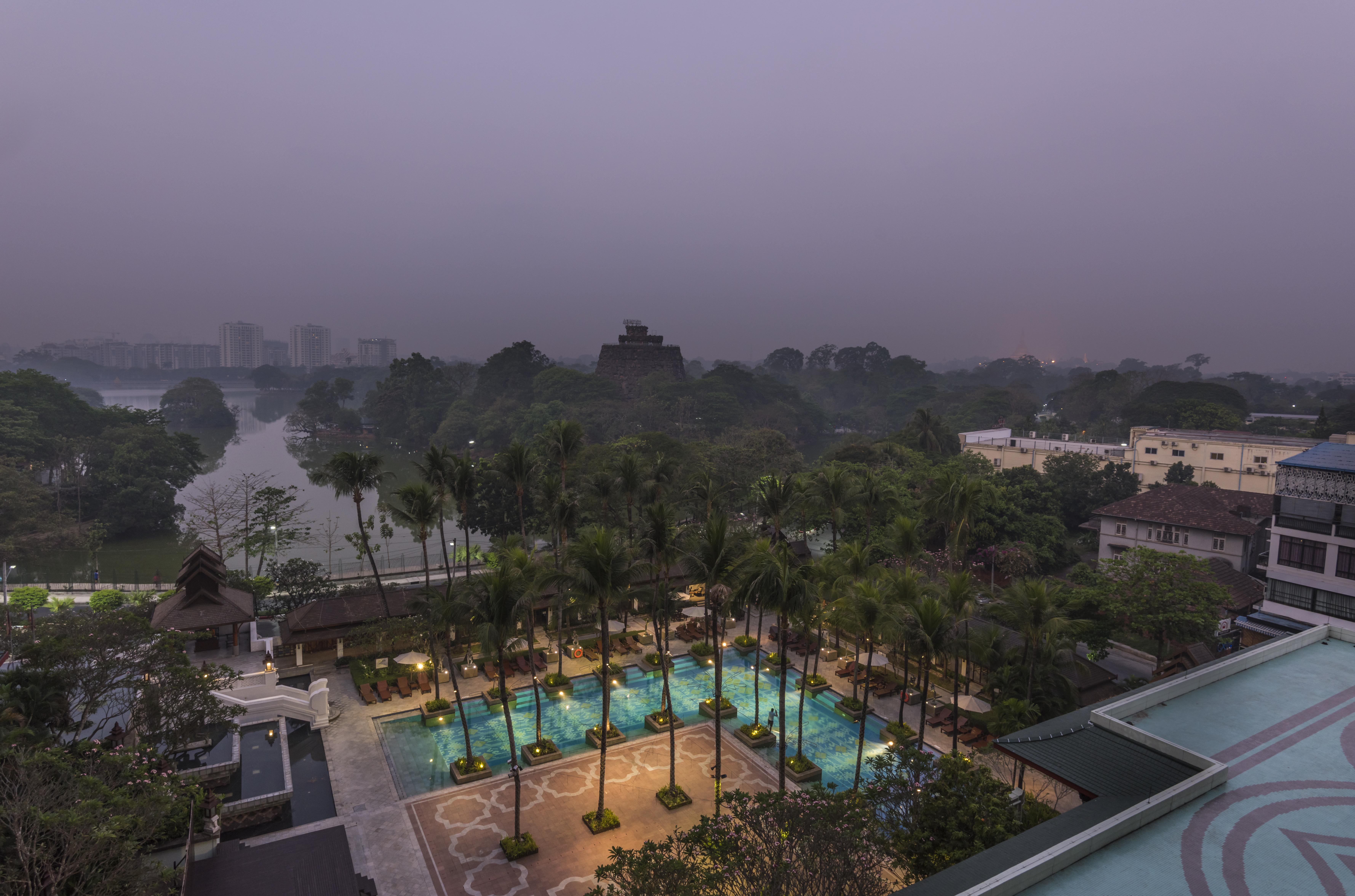 Chatrium Hotel Royal Lake Yangon Exterior foto