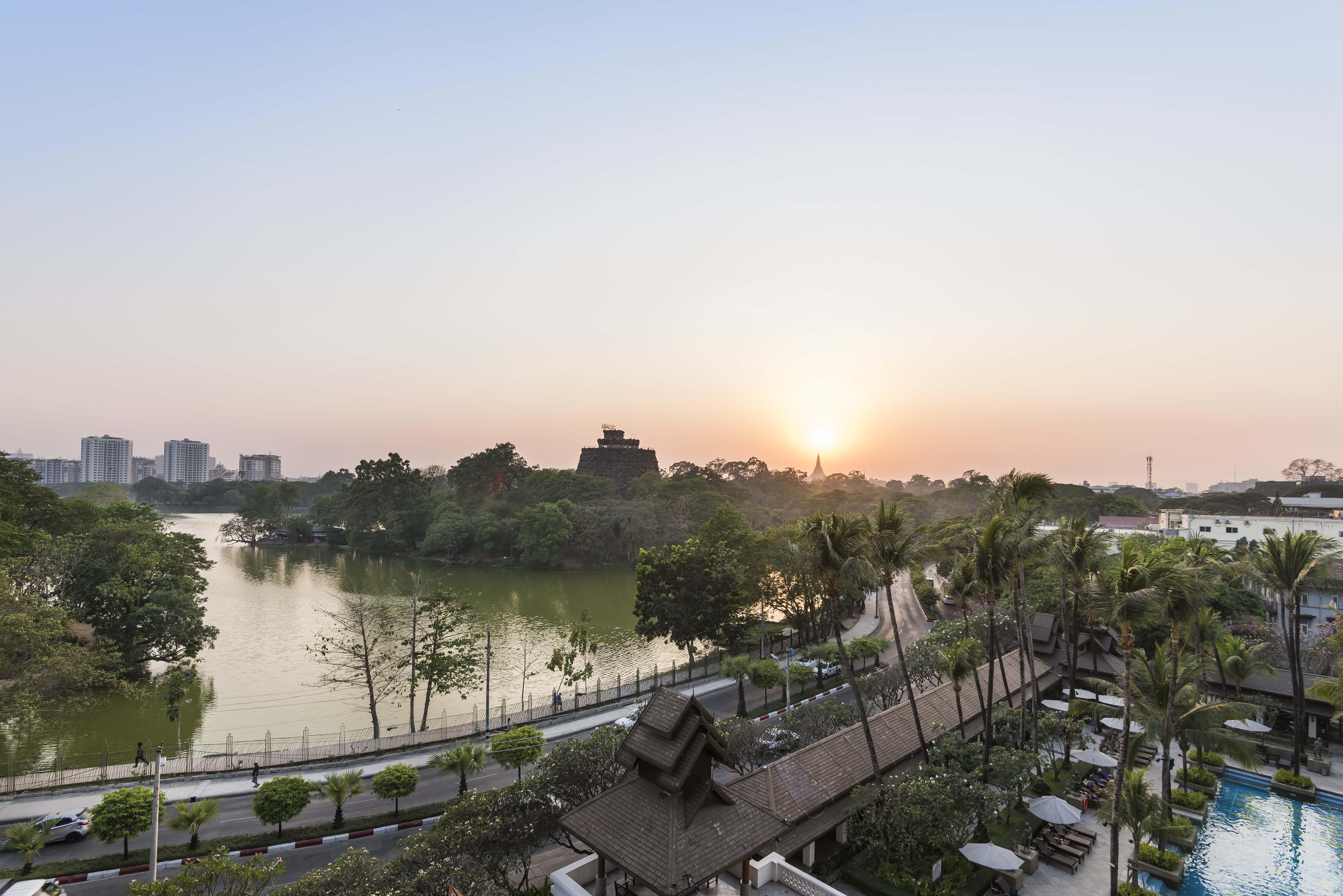 Chatrium Hotel Royal Lake Yangon Exterior foto