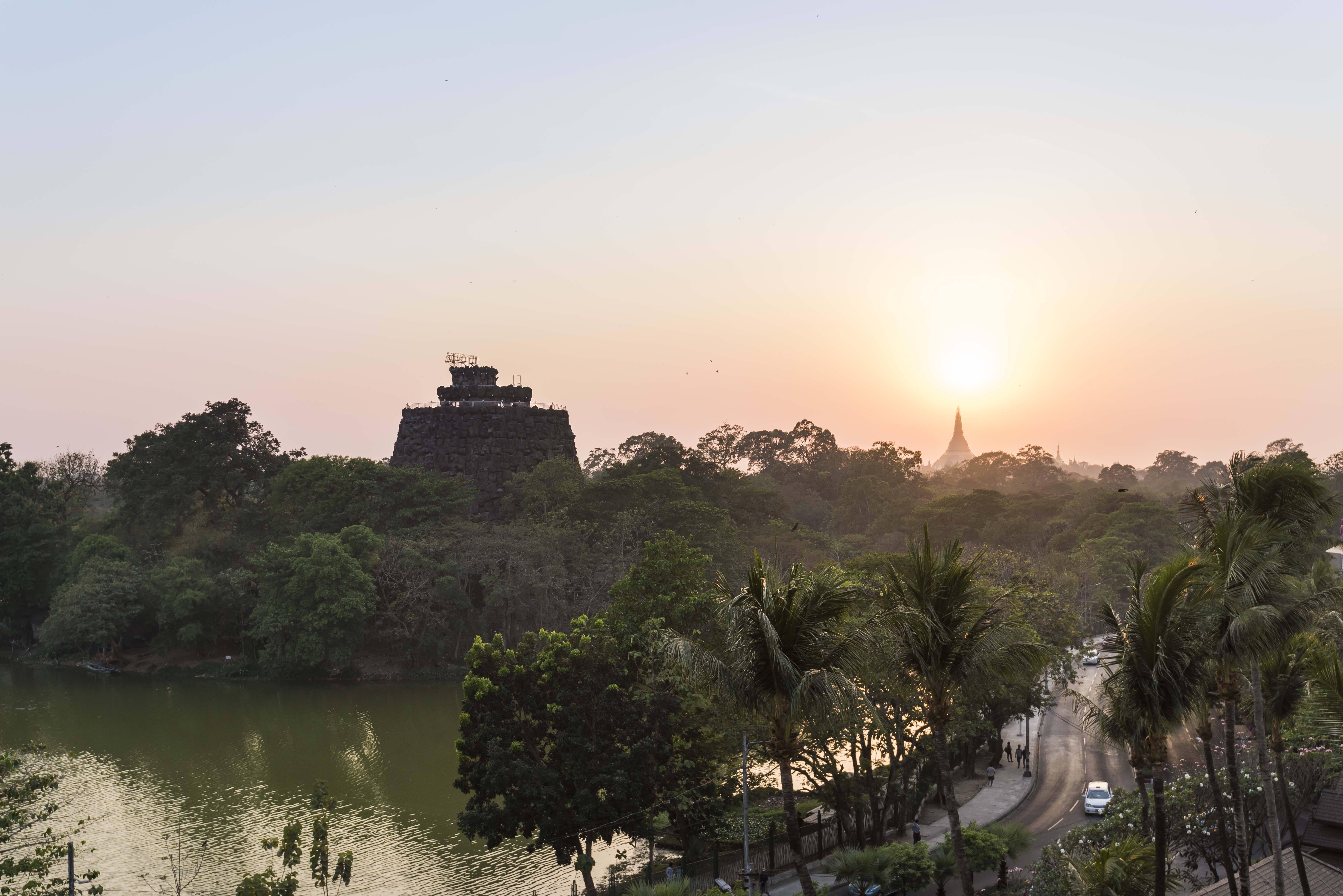 Chatrium Hotel Royal Lake Yangon Exterior foto